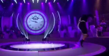 VODITELJICA GRANDA SE SRUŠILA NA SCENI, KAMERE ZABILJEŽILE STRAVIČAN PAD: On je prvi pritrčao da joj pomogne