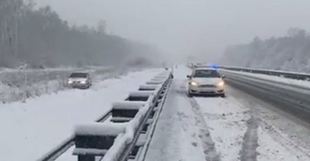 HAOS ZBOG SNIJEGA NA AUTOPUTU, AUTA SLETJELA S PUTA: Padavine izazvale kolaps u saobraćaju u Hrvatskoj