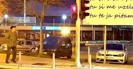 HRVAT ZAPROSIO DJEVOJKU PORUKOM NA JUMBO PLAKATU: Svi gledaju u zadnju rečenicu, POGLEDAJTE ŠTA JE NAPISAO