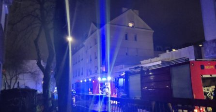 Dramatično stanje, požar se širi na spratove: Vatrogasci se bore sa vatrenom stihijom na Zvezdari (FOTO)