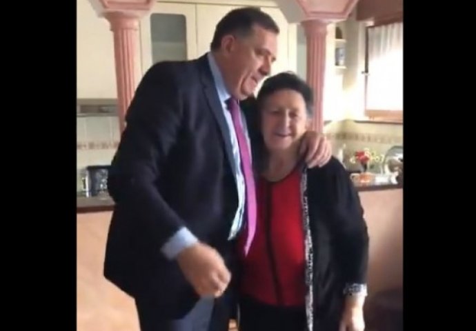 Kćerka Gorica objavila video: Milorad Dodik pjeva sa svojom majkom u porodičnoj kući (VIDEO)