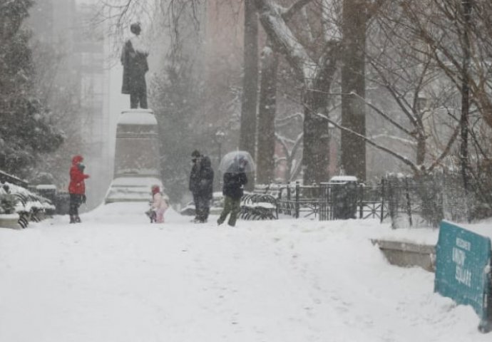 Snježna oluja na sjeveroistoku SAD, Njujork proglasio vanredno stanje