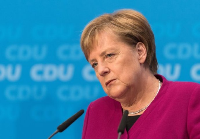 ISPRAVAK VIJESTI: Niti je Angela Merkel “02.02. 2021. napustila mjesto vodstva stranke”, niti su joj građani aplaudirali