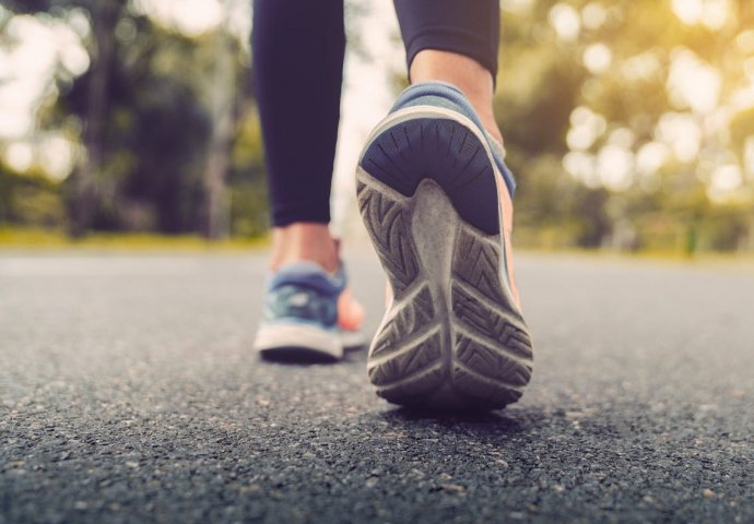 NOVO ISTRAŽIVANJE POKAZALO: Ako hodate ovako, BRŽE ćete UMRIJETI