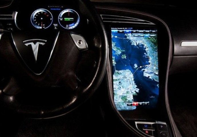 Tesla je izdao dobrovoljni opoziv više od 100.000 automobila zbog neispravnog ekrana osjetljivog na dodir!