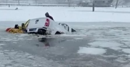 SNIJEG ZATRPAO SVE, uslijedilo DRAMATIČNO SPAŠAVANJE ZAGLAVLJENIH LJUDI U VOZILU: Snježna oluja napravila haos na sjeveroistoku Amerike