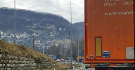 LANČANI UDES, VIŠE POVRIJEĐENIH U SUDARU ŠLEPERA I NEKOLIKO AUTOMOBILA: Saobraćaj u prekidu 2 sata kod Užica