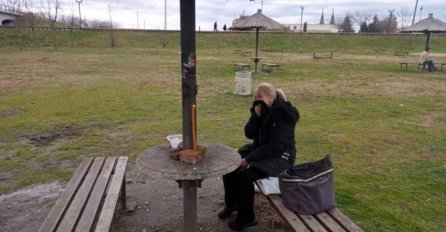 Potresna scena na mjestu tragedije: Majka preminulog dječka sjedi na klupi, na mjestu gdje ga je juče cijeli dan čekala da se vrati