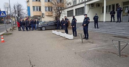 OPSADNO STANJE U BANJALUCI, sve više građana ispred suda: Čeka se presuda Nisvetu Mujkiću za tešku nesreću