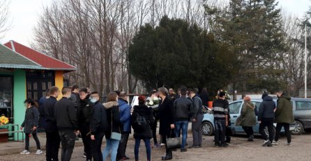 TIŠINA I TUGA NA DRAGANOVOM ISPRAĆAJU: Čuju se samo jecaji majke, ali zbog neobične situacije ova sahrana će ostati upamćena