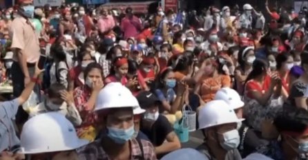 PRVI VEĆI PROTEST PROTIV VOJNE HUNTE U MIJANMARU: Nekoliko hiljada ljudi na ulicama Yangona