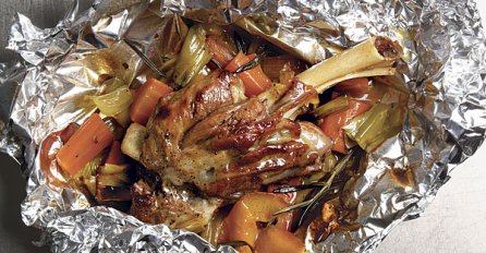 PRAVITE LI JELO U ALUMINIJSKOJ FOLIJI? DOMAĆICE, OBRATITE PAŽNJU: Ovo nikako ne smijete peći u njoj, POSLJEDICE SU UŽASNE