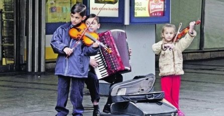 SJEĆATE SE NJIH? Nekad su svirali na ulici u Beogradu, a danas žive u BEČU: Grade kuću od 560 kvadrata! POGLEDAJTE KAKO DANAS IZGLEDAJU, ODRASLI LJUDI (FOTO)