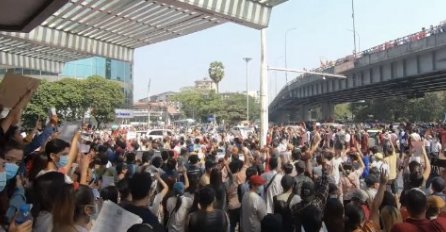 PRITISAK NA VOJNU HUNTU SE POJAČAVA: Protesti izbijaju širom Mijanmara, policija pucala na jugu zemlje