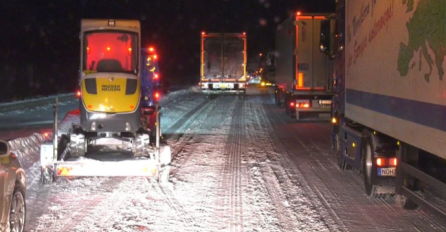 Veliko nevrijeme! VOZAČI NOĆ PROVELI U VOZILIMA: HAOS ZBOG SNIJEGA NA AUTOPUTU U NJEMAČKOJ (VIDEO)