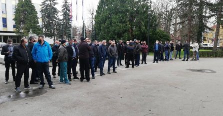 BURNO U BANJOJ LUCI: Počela sjednica, protesti ispred zgrade Narodne skupštine Republike Srpske