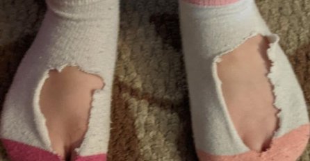 KĆERKA SE POJAVILA U KUĆI SA OVAKVIM ČARAPAMA: Pitala sam šta se desilo, a kad mi je rekla ODMAH SAM USLIKALA DA SVI VIDE, DA LI JE MOGUĆE?