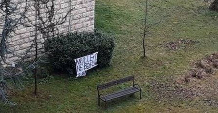 MUŽ na drvetu ostavio poruku za TRUDNU SUPRUGU U BOLNICI: RASPLAKAO PROLAZNIKE I DOKTORE, evo šta je napisao