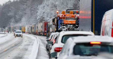 Mnogi vozači ostali blokirani: Snijeg i led okovali Evropu