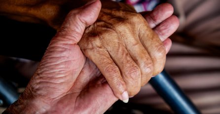 Bili su u braku 70 godina, KORONA ih odnijela zajedno: POSLJEDNJA fotografija bake (92) i deke (92) CIJEPA DUŠU! (FOTO)