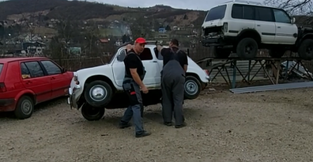 HIT VIDEO IZ BiH, ASIM I SALKO MIJENJAJU GUMU NA FIĆI: Genijalno, cijeli Internet plače od smijeha (VIDEO)