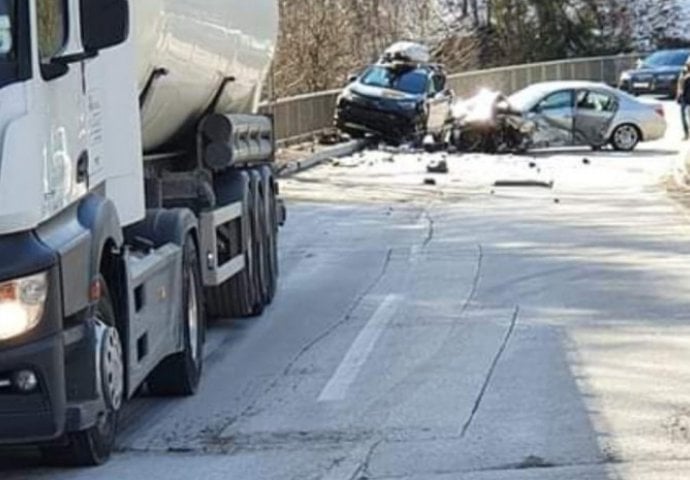 TEŠKA NESREĆA: Petero povrijeđenih u sudaru tri vozila