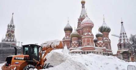 ULICE SU ZAVIJENE: Snježna mećava u Moskvi, 60.000 komunalaca čisti grad