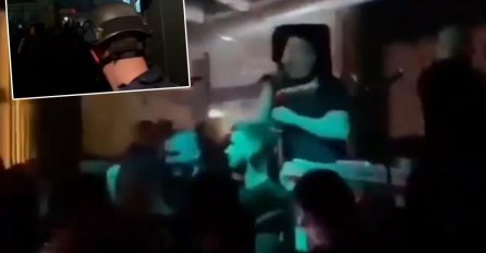NA OVOM SNIMKU SVE SE VIDI: Sloba pjeva pjesmu Dine Merlina za 600 ljudi, a kad je upala policija, EVO ŠTA JE PJEVAČ URADIO (VIDEO)