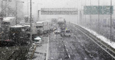 SNIJEG PARALISALO GLAVNI GRAD, SAOBRAĆAJ U TEŠKOM KOLAPSU: Izdato upozorenje, haos zbog snježnih padavina u Grčkoj! (VIDEO)