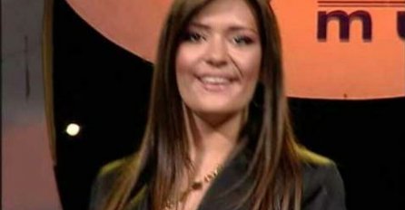 SJEĆATE SE OVE PJEVAČICE? NJENE HITOVE SVI ZNAMO, U JEKU POPULARNOSTI NAPUSTILA ESTRADU I POSTALA PJEVAČICA: Udala se i promijenila, evo kako danas izgleda!