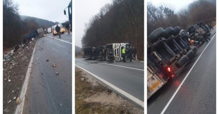 Zbog prevrtanja šlepera saobraća se otežano-jednom trakom u mjestu Oborci