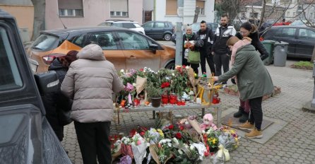 NAJDIRLJIVIJA FOTOGRAFIJA ISPRED BALAŠEVIĆEVE KUĆE U NOVOM SADU: Rastužit će vas ovaj prizor, evo ko je došao da ostavi bijelu ružu (FOTO)