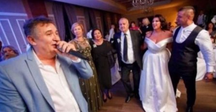 Fotografija Budnje sa Enrom Suljić koju “ne poznaje” nastala na svadbi njegove kćerke