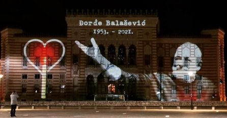 Vijećnica osvijetljena u čast Đorđa Balaševića.