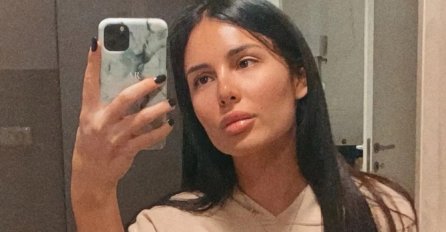 ANASTASIJA SE USLIKALA NA OGLEDALU, SVI GLEDAJU U JEDAN DETALJ I SMIJU SE: ONA NIJE PRIMIJETILA, blam slika 