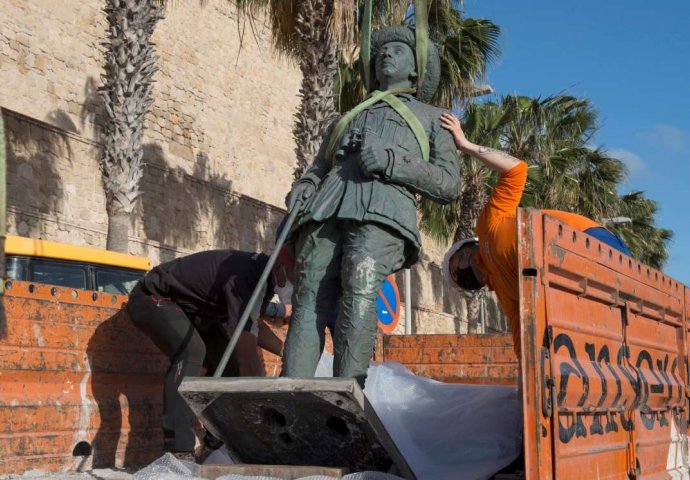 Posljednji kip diktatora Franca uklonjen u 'historijskom danu' za Španiju