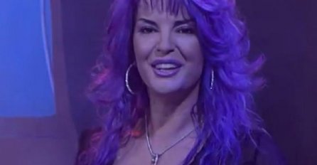 90-TIH JE BILA BOMBA LJUBIČASTE KOSE, A ONDA NESTALA SA SCENE: Oči će vam stati kad vidite kako ona danas izgleda, IMA 54 GODINE (FOTO)