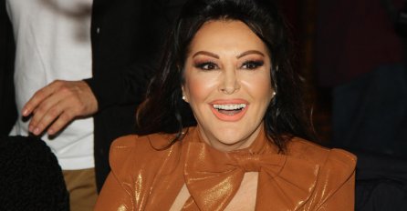 DRVENI REGAL, RASKOŠNI STO, NA NJEMU CVIJEĆE I OFARBANA JAJA: Dragana Mirković pokazala kuću, SVE DEKORISANO ZA PRAZNIK! (FOTO)