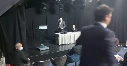 Dramatične scene: Spriječen fizički sukob, predsjedavajući krenuo na vijećnika Armina Čustu (VIDEO)