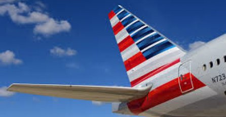 Pilot American Airlinesa izvještava da je vidio kako 'DUGI CILINDRIČNI OBJEKAT' leti iznad aviona