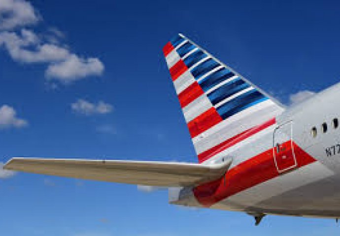 Pilot American Airlinesa izvještava da je vidio kako 'DUGI CILINDRIČNI OBJEKAT' leti iznad aviona