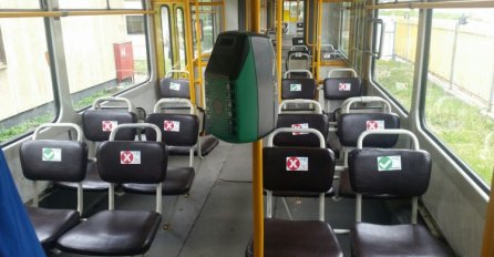Dezinfekcija vozila javnog prijevoza i obilježena sjedišta zbog razmaka putnika