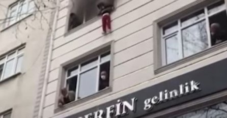 Majka u Turskoj bacila četvero djece s trećeg kata kako bi ih spasila od požara