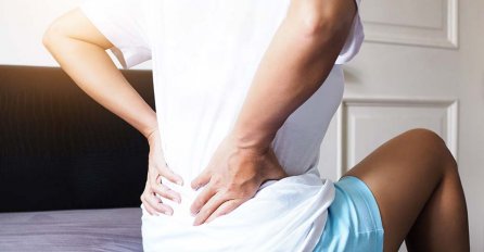 SVI OVAKO SJEDE NA POSLU, A TO JE OPASNA GREŠKA: Zbog toga vas bole leđa i koljena, čak i pritisak "skače"!