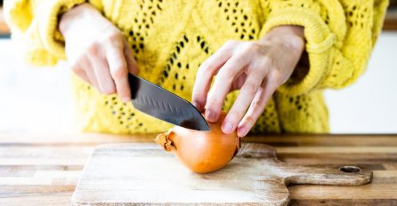 Oči vam više NEĆE ZASUZITI dok sjeckate luk: Trik koji je pregledalo pola miliona ljudi, svi su oduševljeni (VIDEO)