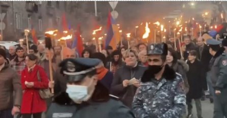 Armenija: Nacionalisti sinoć pod bakljama marširali Erevanom, jutros upali u vladinu zgradu