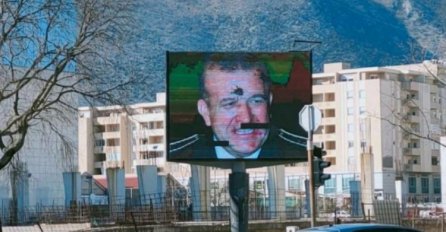 U Mostaru razbijen displej sa porukama podrške generalu Armije RBiH Atifu Dudakoviću