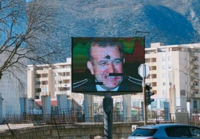 U Mostaru razbijen displej sa porukama podrške generalu Armije RBiH Atifu Dudakoviću