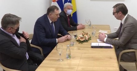 VUČIĆ U SARAJEVU DOČEKAN NA CRVENOM TEPIHU: Uručio donacije vakcina protiv koronavirusa (FOTO)