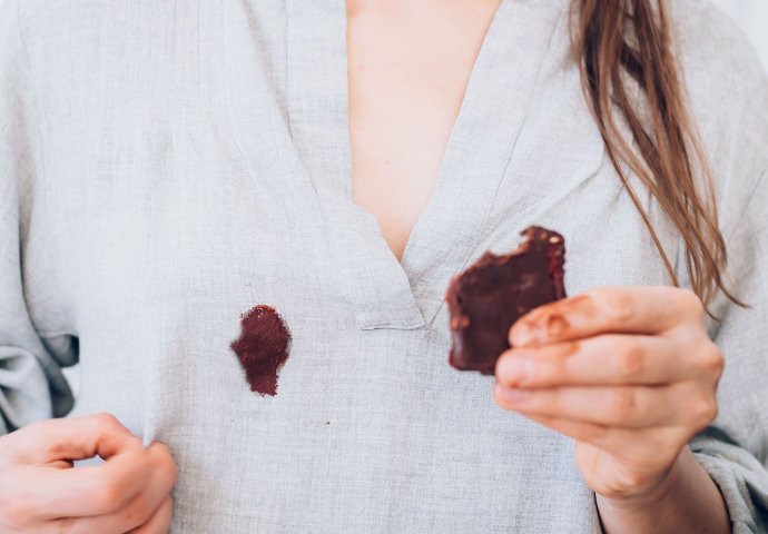 ISFLEKALI STE SE ČOKOLADOM? Većina ljudi odmah će napraviti 2 velike greške zbog kojih fleka ostaje, skinite je ovako!